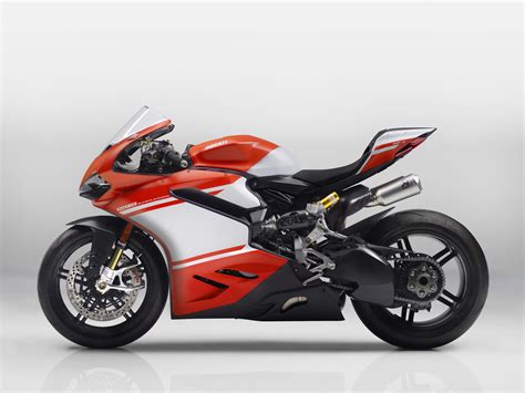 Ducati 1299 Superleggera   A 215hp Carbon Fiber Superbike