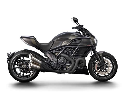 Ducati Diavel Carbon 2015 Precio, fotos, ficha técnica y motos rivales