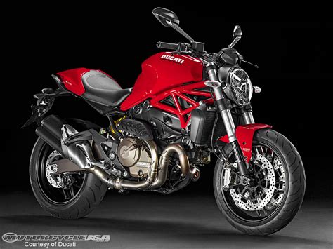 Ducati Monster 821 vs Triumph Speed Triple 1050 : motorcycles