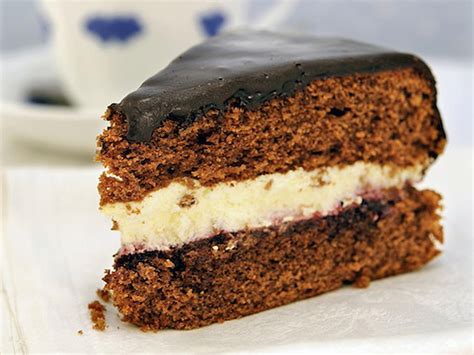Easy, Rich Chocolate Cake Recipe