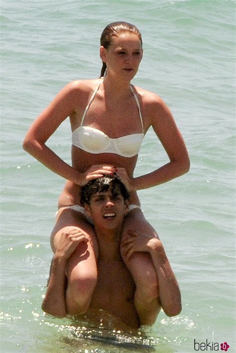 Eduardo Casanova y Ana Polvorosa divirtiéndose en la playa en 2010 ...