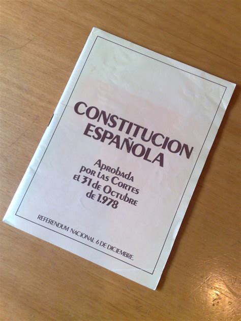 Ejemplar de la Constitución Española de 1978 • Lost in ...
