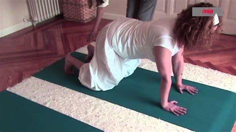 Ejercicio de yoga: el triángulo   YouTube