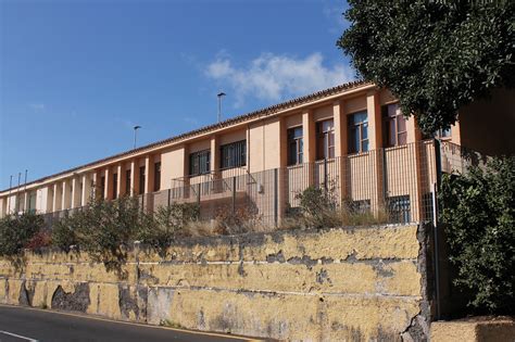 El abandono del antigo Colegio Público de Santa María del ...