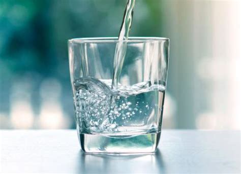 El agua como nutriente: funciones en el organismo