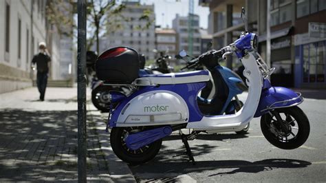 El alquiler de motos eléctricas por minuto ya llegó a A Coruña