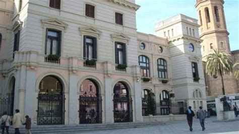 El ayuntamiento de Sabadell retira las banderas española y europea del ...