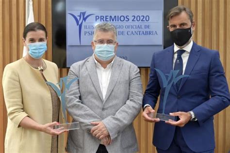 El Ayuntamiento de Santander y La Caixa reciben los premios del Colegio ...