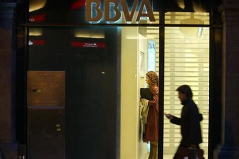 El BBVA se suma a CaixaBank y cobrará dos euros en los cajeros