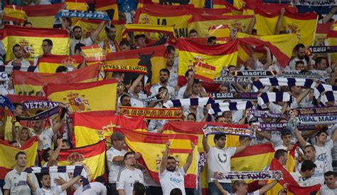 El Bernabéu se llena de banderas de España y cánticos de ...