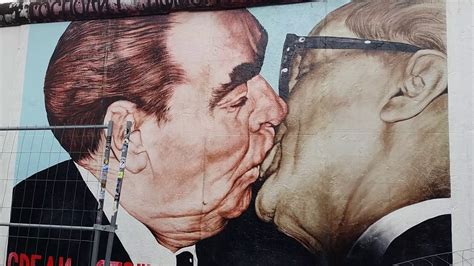 El beso en el muro de Berlin...   YouTube