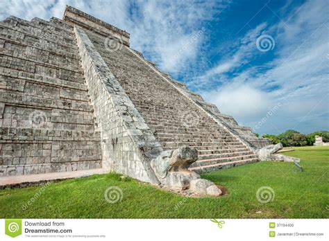 El Castillo O Templo De La Pirámide De Kukulkan, Chichen ...