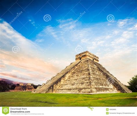 El Castillo Pyramid In Chichen Itza, Yucatan, Mexico Stock ...