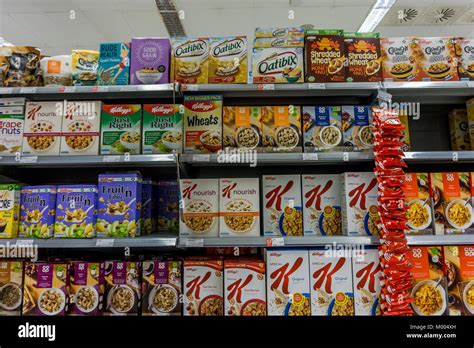 El cereal de desayuno mostrar en el CO OP, Supermercado, Inglaterra ...