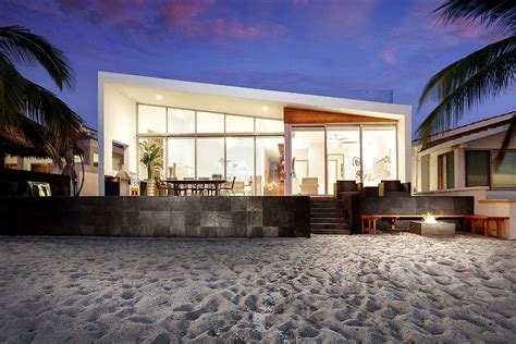 El diseño limpio invita a relajarse en la playa. en 2020 | Casas de ...
