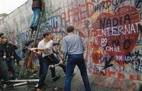 El error que llevó a la caída del Muro de Berlín   El Sur ...