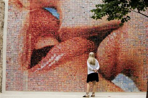 El espectacular  mural del beso  de Barcelona   Actualidad ...