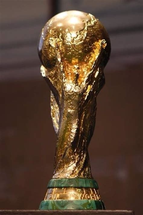 El Faro de Badajoz exhibe los trofeos de las dos Eurocopas ...