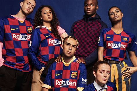 El FC Barcelona presenta el uniforme de local que usará ...