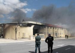 El fuego arrasa una fábrica de muebles tapizados en Yecla ...