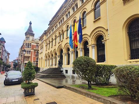 El Gobierno de Asturias congelará el sueldo a altos cargos y personal de...