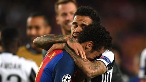 El gran respeto de Dani Alves al Barça: besó el escudo ...