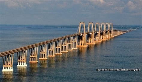El imponente puente Rafael Urdaneta sobre el Lago de Maracaibo, en ...
