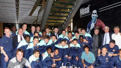 El juvenil A celebran la UEFA Youth League junto a Leo Messi