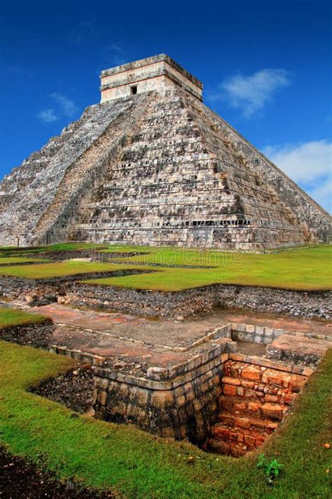 EL Maya Castillo De La Pirámide De Chichen Itza Kukulcan ...