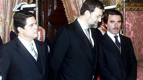 El ministro del Interior en 2002, Mariano Rajoy, junto al ...