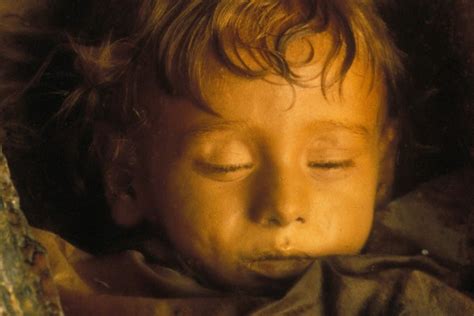 El misterio de la momia de una niña que abre y cierra los ojos en una ...