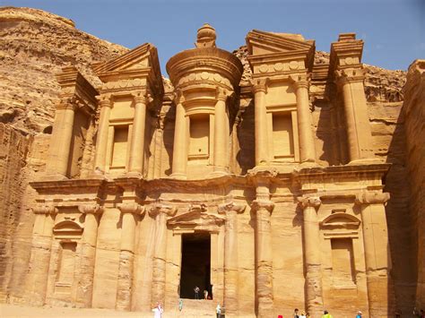 El Monasterio o Puera del Templo, Petra  Jordania ...