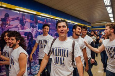 El musical Mamma Mia! asalta el metro de Madrid   Exclusivasss