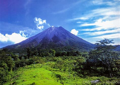 El parque nacional del volcán Arenal es un lugar de visita ...