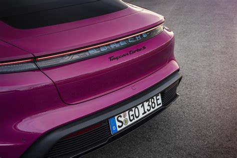 El Porsche Taycan tiene novedades: más autonomía, parking ...