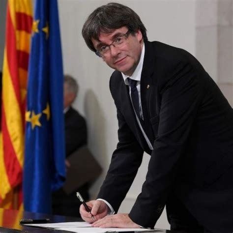 El presidente de Cataluña firma una declaración de independencia y ...
