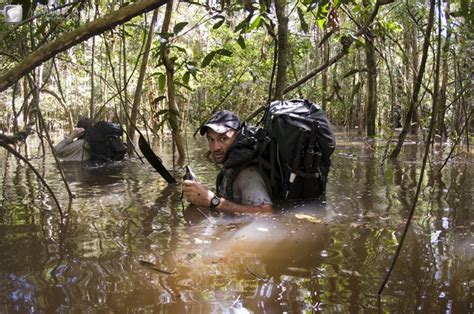 El primer hombre en cruzar andando la selva del Amazonas ...