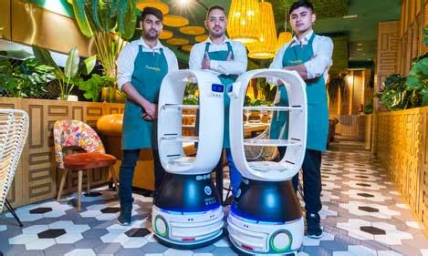 El primer robot camarero de España, en dos restaurantes de ...