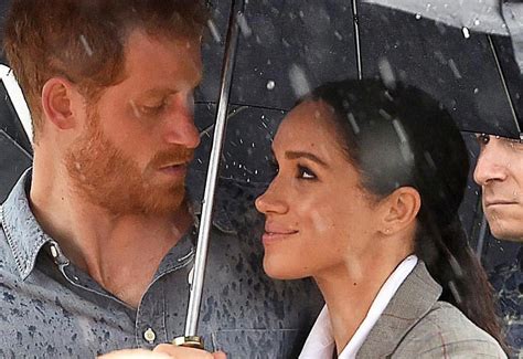 El príncipe Harry y Meghan Markle enamoran a todos bajo la lluvia   CARAS