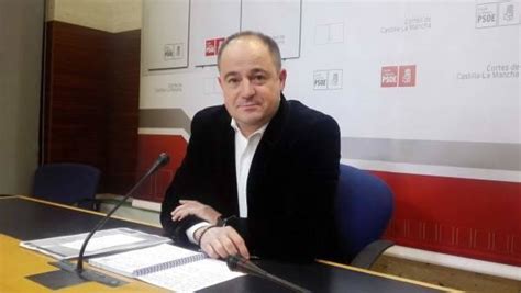 El PSOE elige a los 26 nombres que acompañarán a Emilio Sáez en s | El ...