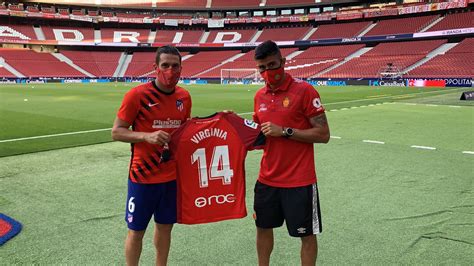 El RCD Mallorca entrega al capitán del Atlético de Madrid una camiseta ...