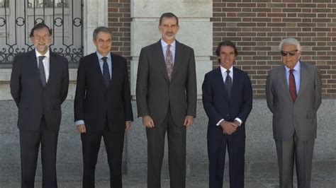 El Rey Felipe VI junto a Rajoy, Zapatero, Aznar y Felipe González   YouTube
