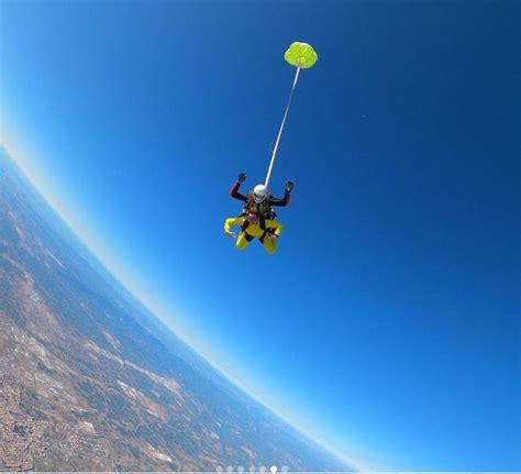 El salto en paracaídas de María José Catalá   Levante EMV