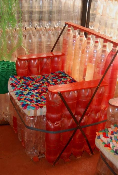 El sillón de botellas | Reciclar botellas de plástico, Puf de botellas ...