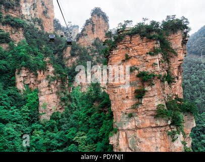 El teleférico de la montaña de Tianzi karst en columna Wulingyuan zona ...