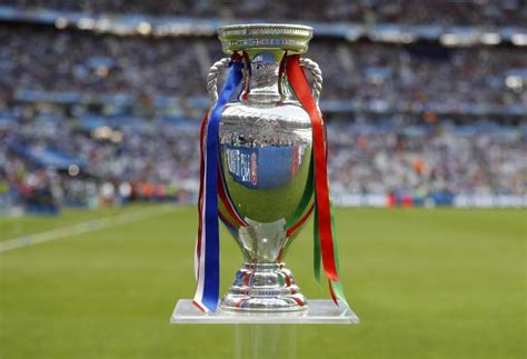 El trofeo de la eurocopa busca nuevo dueño en... | Marca.com