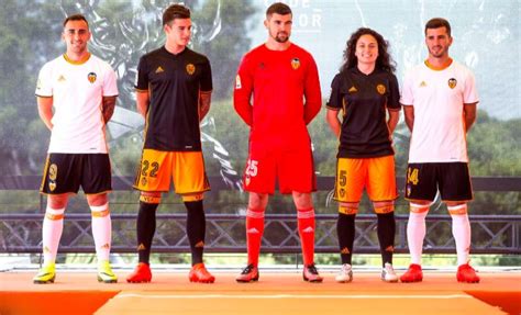 El Valencia CF, fiel al blanco en su camiseta | Fútbol | EL MUNDO