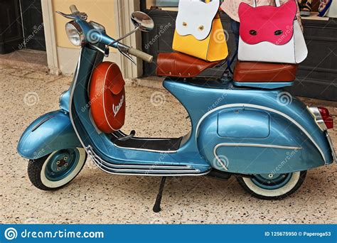 El Vespa Piaggio, Una Motocicleta Famosa De Italia Imagen editorial ...
