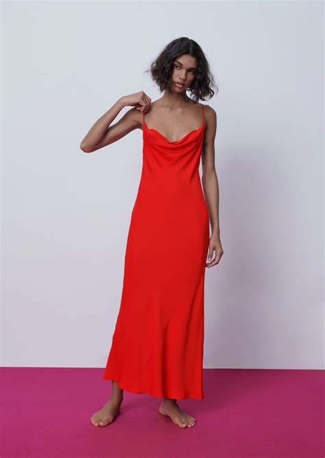 El vestido lencero rojo de Zara o cómo una prenda básica salvará todos ...