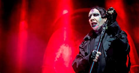 El vídeo del estrepitoso accidente de Marilyn Manson en un concierto en ...